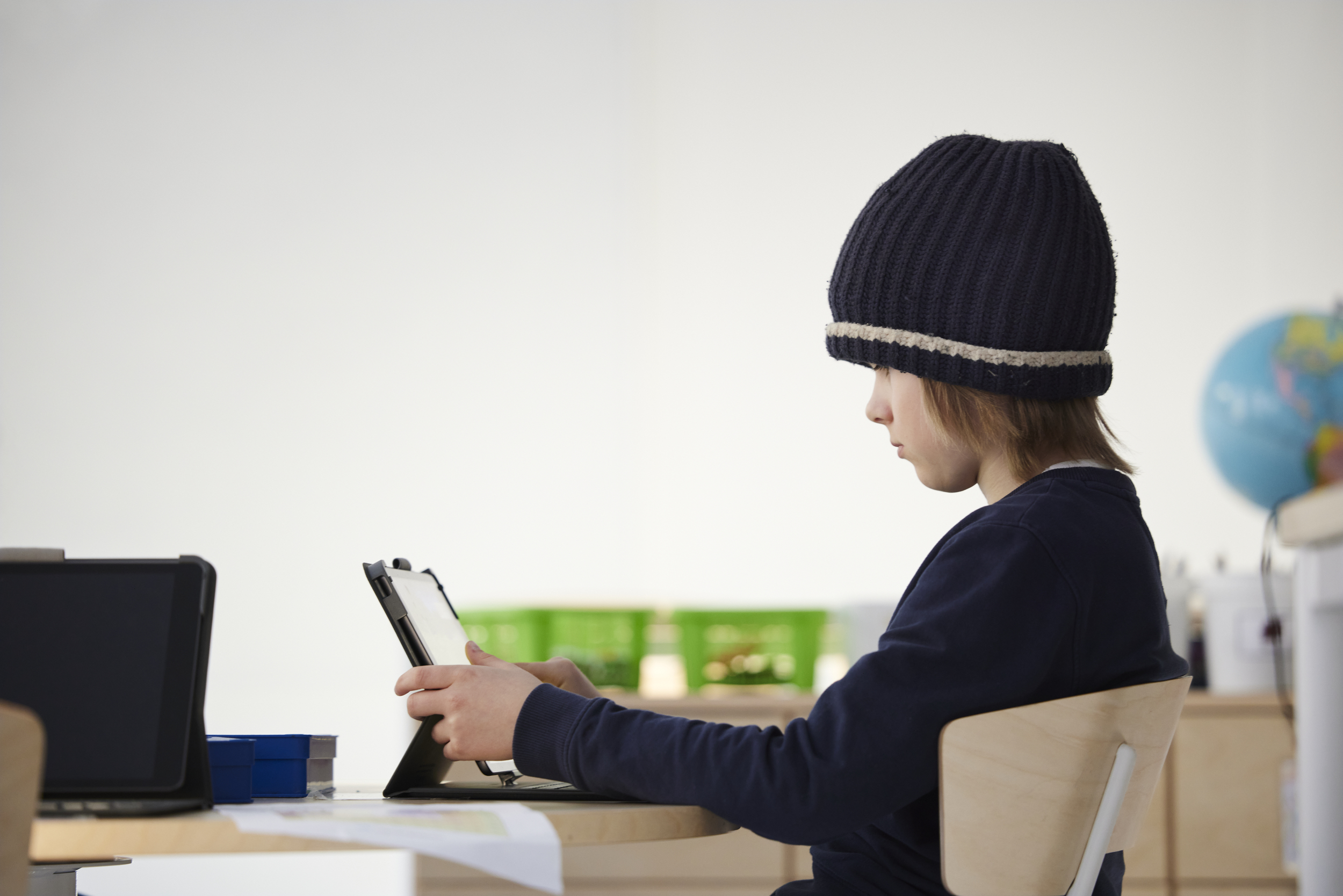 Elev med surfplatta har lektion