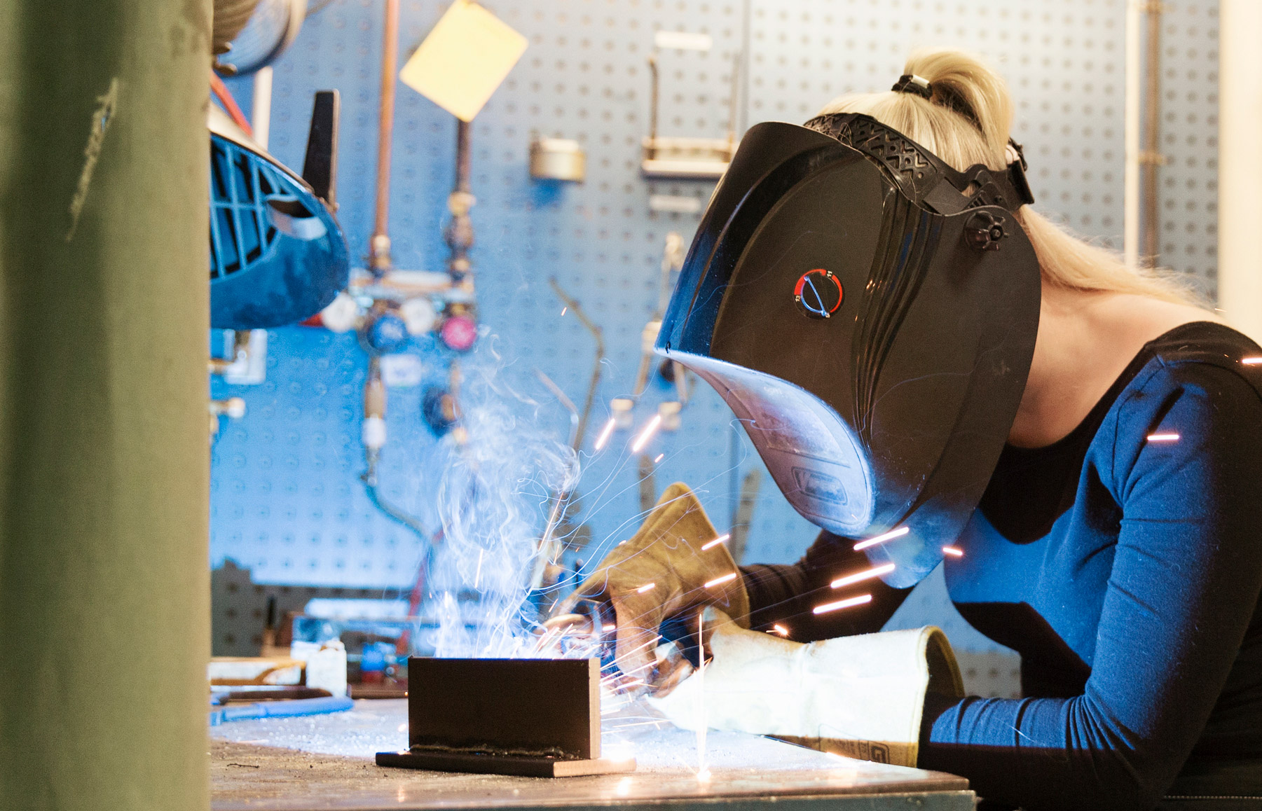 Kvinna som svetsar